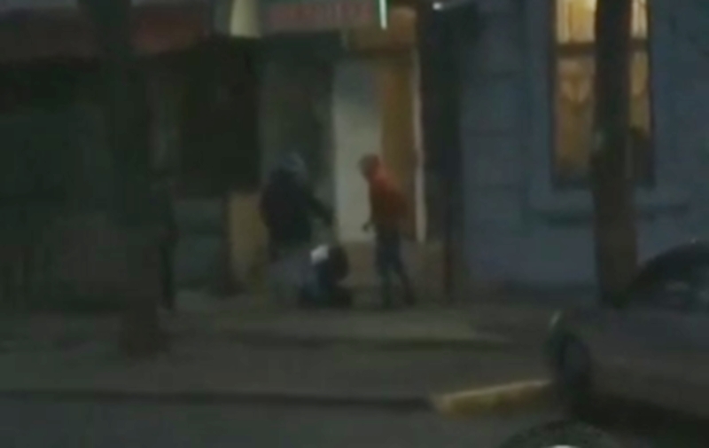 В центре Николаева прохожие сняли на видео драку. ВИДЕО В центре Николаева прохожие сняли на видео драку. ВИДЕО