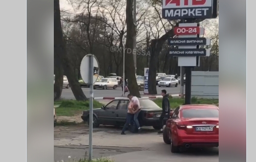 В Одессе таксисты устроили драку за право отвезти пассажира. ВИДЕО В Одессе таксисты устроили драку за право отвезти пассажира. ВИДЕО