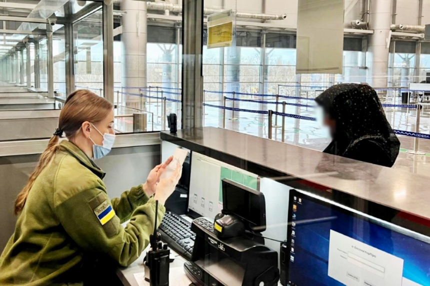 В Одессе задержали иностранку, разыскиваемую за участие в террористической группе В Одессе задержали иностранку, разыскиваемую за участие в террористической группе