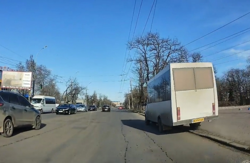 Как ездят в Николаеве: маршрутчик пролетел по тротуару, обгоняя транспорт Как ездят в Николаеве: маршрутчик пролетел по тротуару, обгоняя транспорт