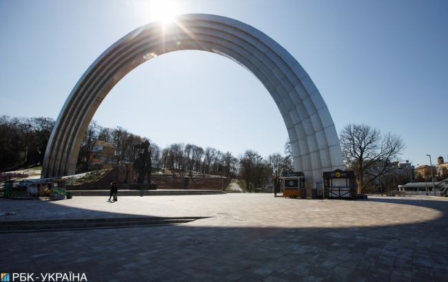 В Киеве переименовали арку Дружбы народов В Киеве переименовали арку Дружбы народов
