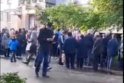 В Николаеве не сумели грамотно организовать раздачу «гуманитарки»: огромная очередь (видео) В Николаеве не сумели грамотно организовать раздачу «гуманитарки»: огромная очередь (видео)