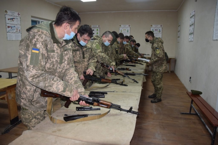 Сбежавшим из зоны боевых действий во Львов приказали становиться на военный учет